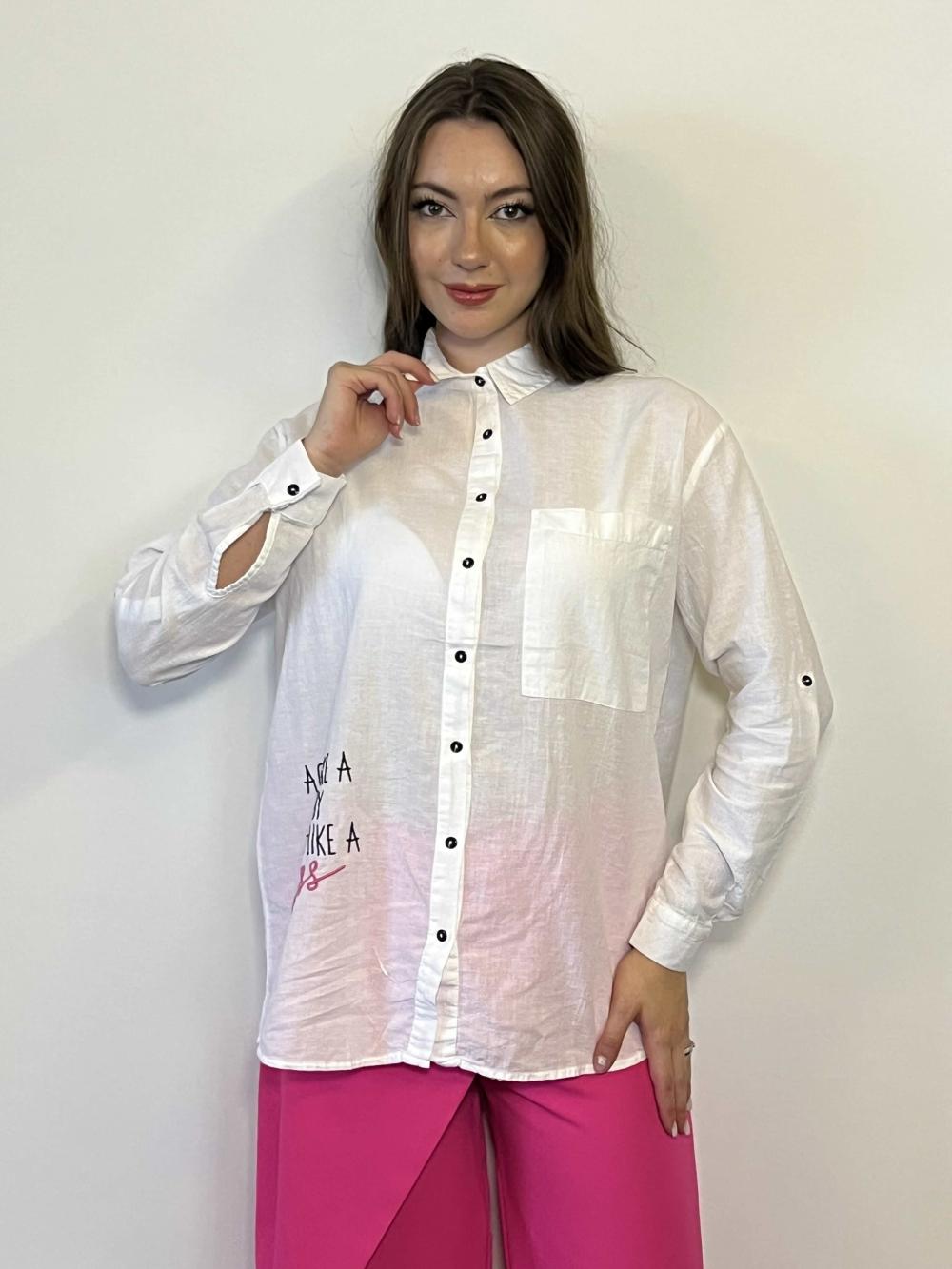 Camisa blanca con estampado de letras rosas.