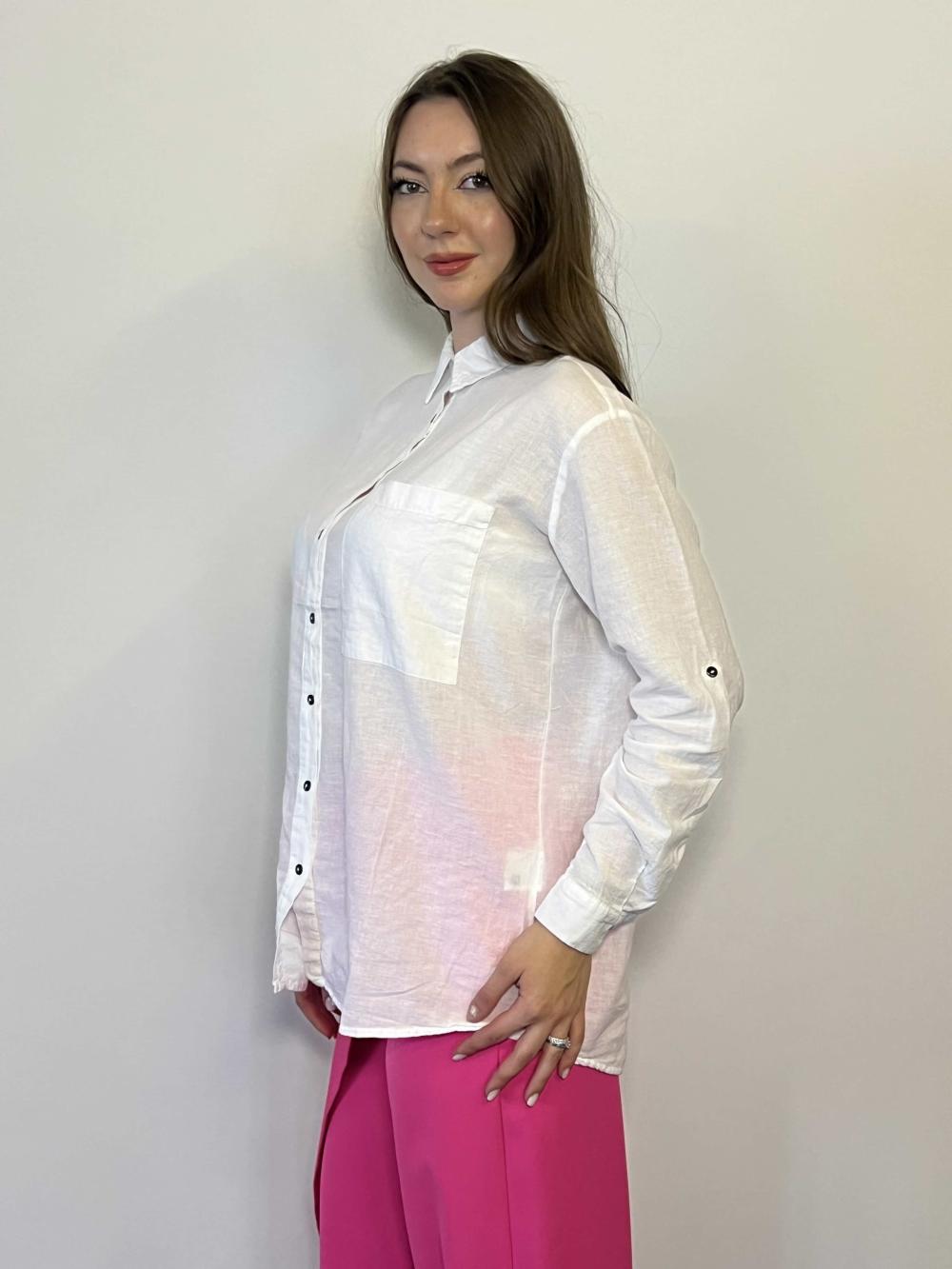 Camisa blanca con estampado de letras rosas.